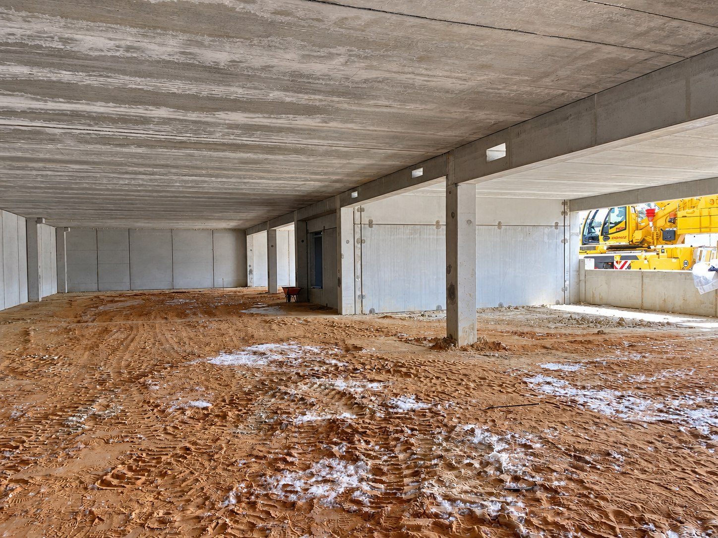 O piso do estacionamento, com a estrutura montada