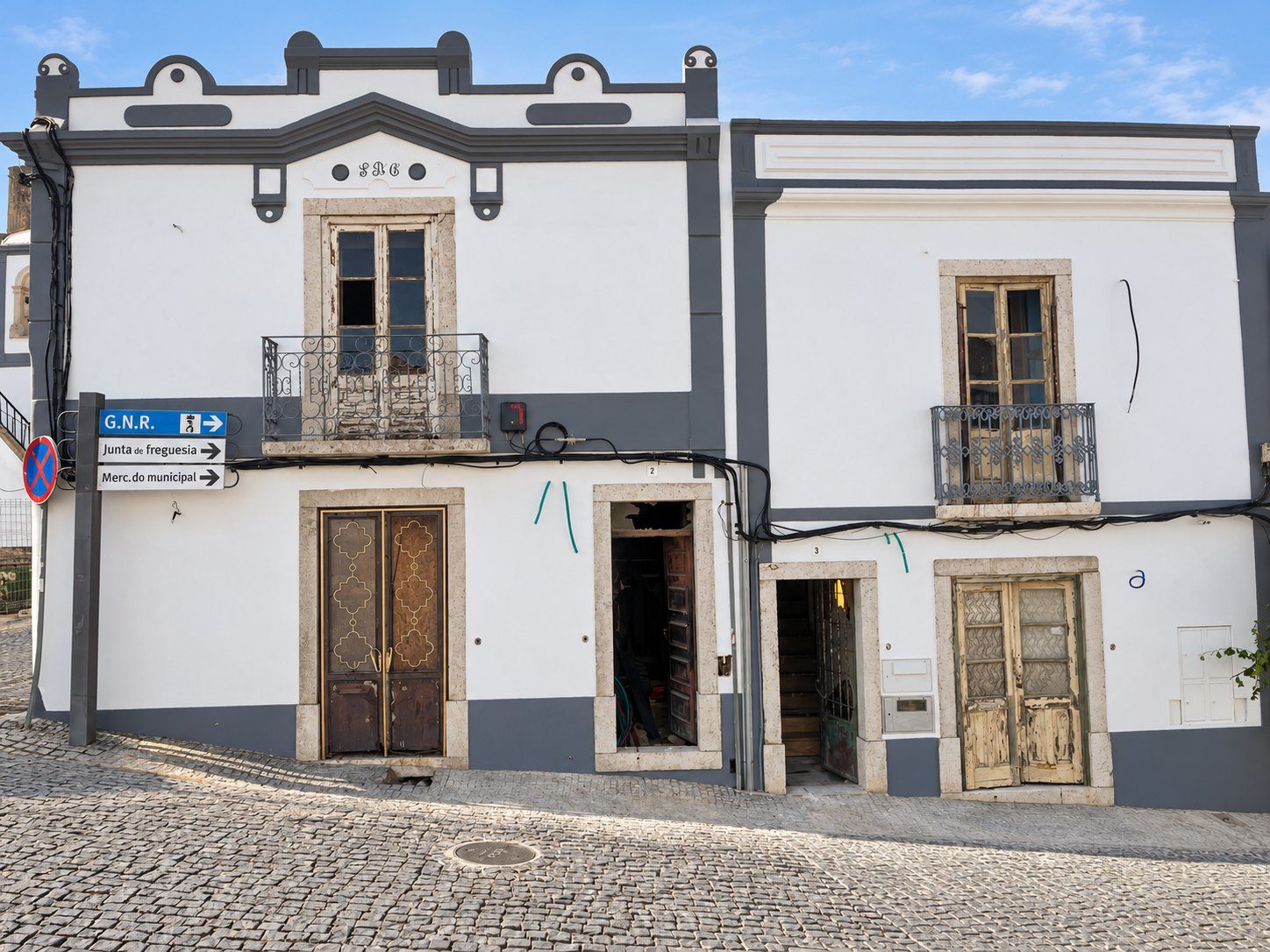 The façades before the works