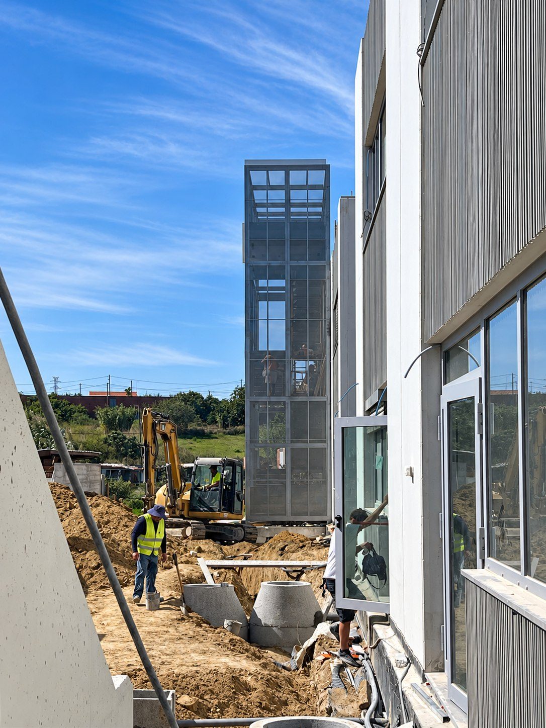 A torre de escadas metálica e os trabalhos de drenagem